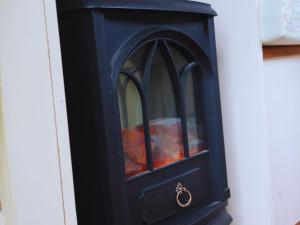 a black wood stove in a room at The Gypsy Knot in Wells next the Sea