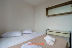 een slaapkamer met een bed met handdoeken erop bij Suite no Centro do Rio com vista para a cidade in Rio de Janeiro