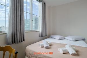 een slaapkamer met twee bedden met handdoeken erop bij Suite no Centro do Rio com vista para a cidade in Rio de Janeiro
