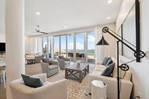 Una sala de estar con sofás y sillas y una mesa. en Luxurious Penthouse Condo with Stunning Gulf Views! #402 Viridian in Seagrove 5BR Sleeps 12 condo, en Santa Rosa Beach 42 fotos más