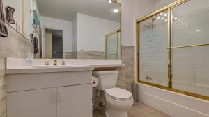 Un baño con inodoro, lavabo y ducha. en The Best Views From Camelback, en Tannersville 39 fotos más