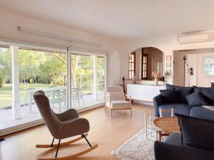 Χώρος καθιστικού στο Cozy house with pool