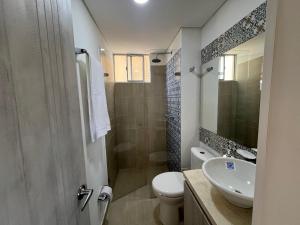 a bathroom with a toilet and a sink and a shower at Cómodo apartamento Ámbar - Villeta in Villeta +9 photos