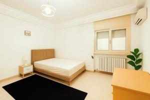 Cama o camas de una habitación en Joli Appartement Hedi Naouira el Naser