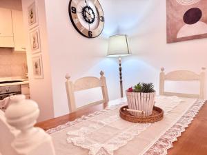 列蒂La casa sul fiume的餐桌,墙上挂着时钟 更多25张照片