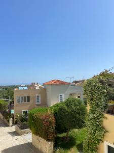 una vista dal balcone di una casa di Maison à côté lac proche mer FANOU HOUSE a Georgioupoli