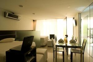 a room with a table and a laptop on a desk at Lemon Motel- Piedade in Recife