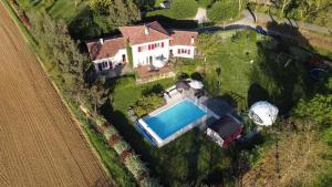 an aerial view of a house with a swimming pool at Le clos mirélie in Gaujac