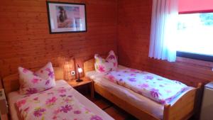 Katil atau katil-katil dalam bilik di Ferienhaus LANA in Schenklengsfeld
