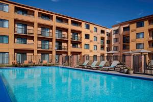 a large swimming pool in front of a building at Sonesta Select Atlanta Airport North in Atlanta