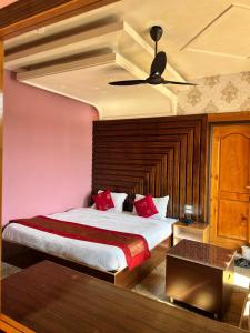 Postel nebo postele na pokoji v ubytování Hotel Shuhrah-I-Afaq