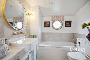 Ένα μπάνιο στο The Opal - Luxury 2-Bed Houseboat