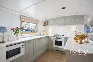 Η κουζίνα ή μικρή κουζίνα στο The Opal - Luxury 2-Bed Houseboat +31 φωτογραφίες