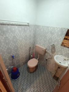 een badkamer met toilet en wastafel bij Mountain Vista Vagamon in Vagamon +108 foto's