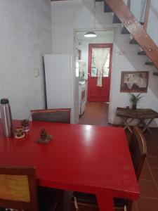 ein roter Tisch in einer Küche mit einem roten Kühlschrank in der Unterkunft Alojamiento por día Merlo San Luis in Merlo