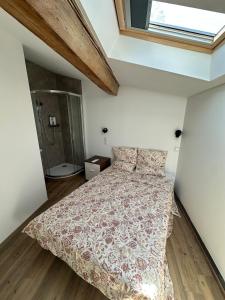 Ένα ή περισσότερα κρεβάτια σε δωμάτιο στο Hidden Rempart Duplex lumineux paisible et climatisé