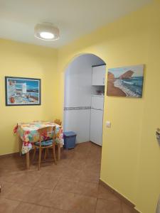 Un comedor con una mesa y una cocina. en apartamento Isleta del Moro, Cabo de Gata, en La Isleta del Moro