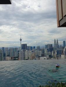 Lucentia Residences Kuala Lumpur By Luxury Suites BBCC في كوالالمبور: اطلالة على المدينة من سطح مبنى