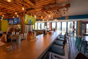 Restaurace v ubytování Renovated Oceanfront - Ground Floor - Great Pools!