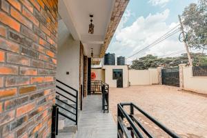 un edificio con una pared de ladrillo y una valla en 2 bedroom apartment with a smart TV and Wi-Fi 15 mins from downtown Kigali, en Kigali 24 fotos más