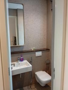 Ένα μπάνιο στο Luxury Suites By Lucentia Residences BBCC