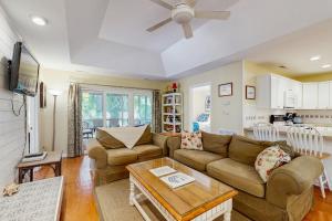 ein Wohnzimmer mit Sofa und Tisch in der Unterkunft 1038 Sparrow Pond in Kiawah Island