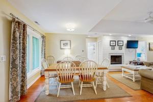 ein Esszimmer mit Tisch und Stühlen in der Unterkunft 1038 Sparrow Pond in Kiawah Island