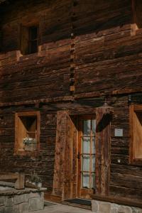 Stalina Alpine Chalet في ليفينو: مدخل إلى مبنى خشبي به نافذة