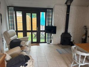 ein Wohnzimmer mit Couch und Kamin in der Unterkunft lovely Apple Cottage A peach in Bridport