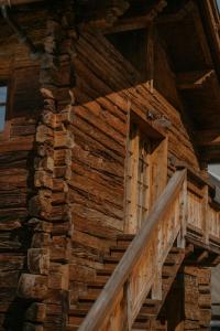 Stalina Alpine Chalet في ليفينو: نافذة مفتوحة على جانب مبنى خشبي به درج