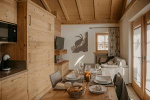 Stalina Alpine Chalet في ليفينو: غرفة طعام مع طاولة ومطبخ +9 صور