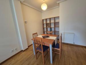 a dining room with a table and chairs at 212A Asueto apartamento en villaviciosa in Villaviciosa +24 photos