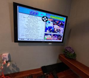Un televisor de pantalla plana colgado en una pared en habitación para 1, en Iquitos 4 fotos más