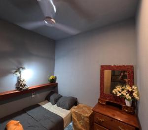 un dormitorio con una cama y un espejo en habitación para 1, en Iquitos