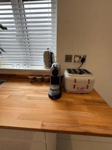 a kitchen counter with a toaster and a appliance on it at Siennas Modern 1 bed room apartment with ensuite in Kidlington