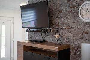 a flat screen tv sitting on top of a wooden table at Ferienhaus Kira in Rechlin