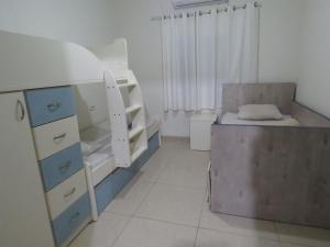 Cette chambre comprend des lits superposés et une commode. dans l'établissement Garden of Eden Estate, à Mashabbe Sade