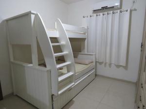 - un lit superposé blanc avec une échelle dans l'établissement Garden of Eden Estate, à Mashabbe Sade