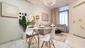 Un lugar para sentarse en Maryah Vista 1BR with Balcony