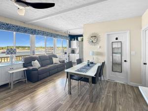 Χώρος καθιστικού στο Admiral's Quarters condo