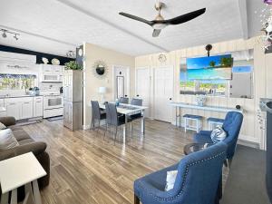 Η κουζίνα ή μικρή κουζίνα στο Admiral's Quarters condo