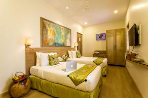 TV a/nebo společenská místnost v ubytování Le Sutra Hotel, Khar, Mumbai