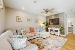 een woonkamer met een bank en een tv bij Seaglass Cottage in Rockport