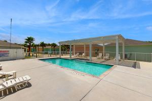 een zwembad met een prieel bij Seaglass Cottage in Rockport