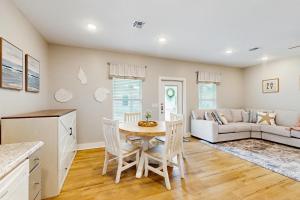 een keuken en woonkamer met een tafel en een bank bij Seaglass Cottage in Rockport