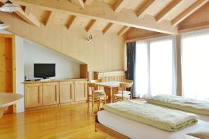 Televízia a/alebo spoločenská miestnosť v ubytovaní Hotel Garnì al Plan