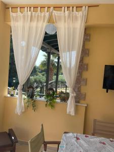 Postel nebo postele na pokoji v ubytování Sea View Maisonette in Glarokamvos by Xenius Zeus + 21 fotografií