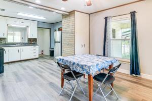 Fotografie z fotogalerie ubytování Screened Patio and Fire Pit Peaceful Marshall Home v destinaci Marshall