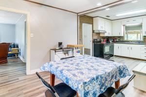 Fotografie z fotogalerie ubytování Screened Patio and Fire Pit Peaceful Marshall Home v destinaci Marshall