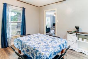 Fotografie z fotogalerie ubytování Screened Patio and Fire Pit Peaceful Marshall Home v destinaci Marshall